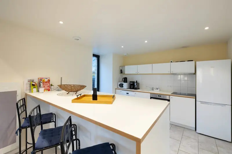 Cuisine moderne équipée avec îlot central — Photo immobilière professionnelle Click&Com