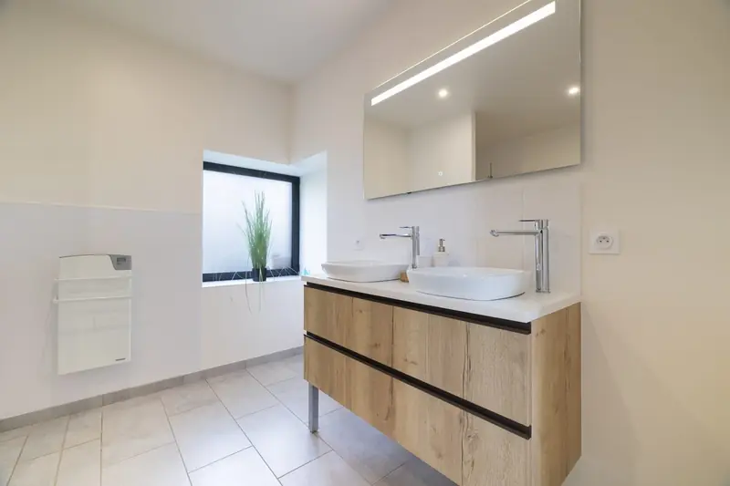 Salle de bain moderne double vasque — Photo immobilière professionnelle Click&Com