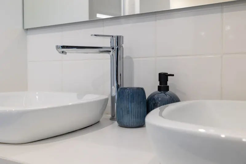 étail salle de bain avec robinetterie design — Photo immobilière Click&Com