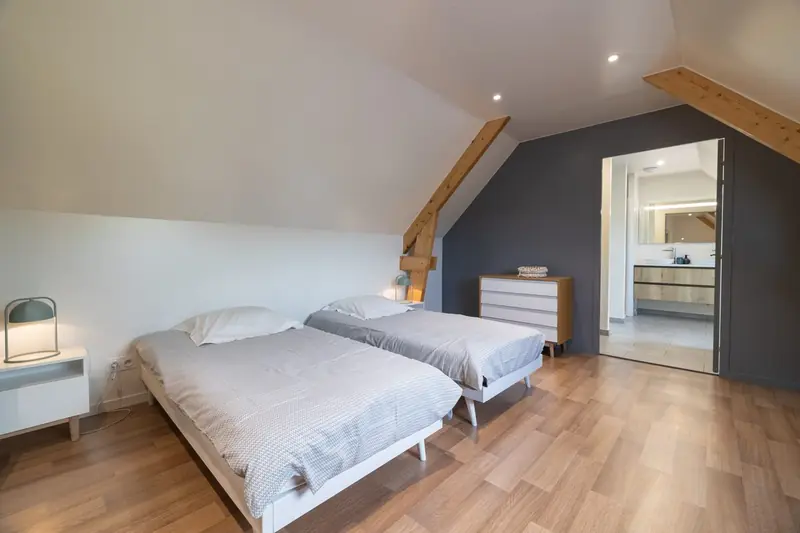 Chambre mansardée avec parquet et velux — Photo immobilière Click&Com