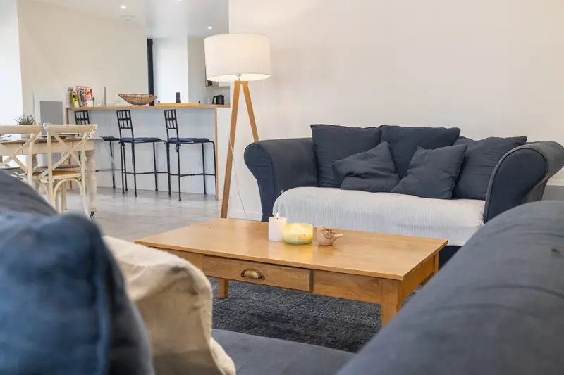 Salon lumineux avec cuisine ouverte — Photo immobilière Click&Com