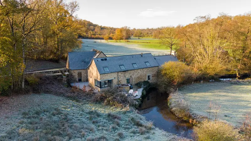 Vue aérienne drone du moulin en bord de rivière — Photo immobilière professionnelle Click&Com